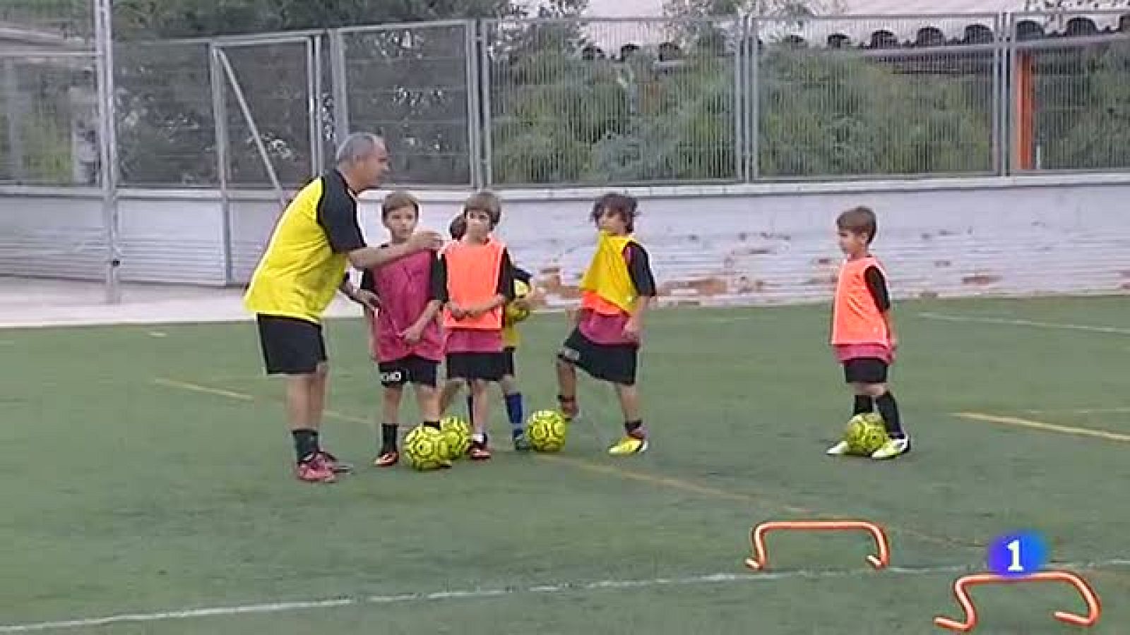 El clásico visto -y cantado- por los niños, mas protagonistas que nunca en un Barça-Madrid. Estos pequeños futbolistas tienen el corazón dividido entre Madrid y Barça. Unos prefieren a Cristiano y otros a Messi.