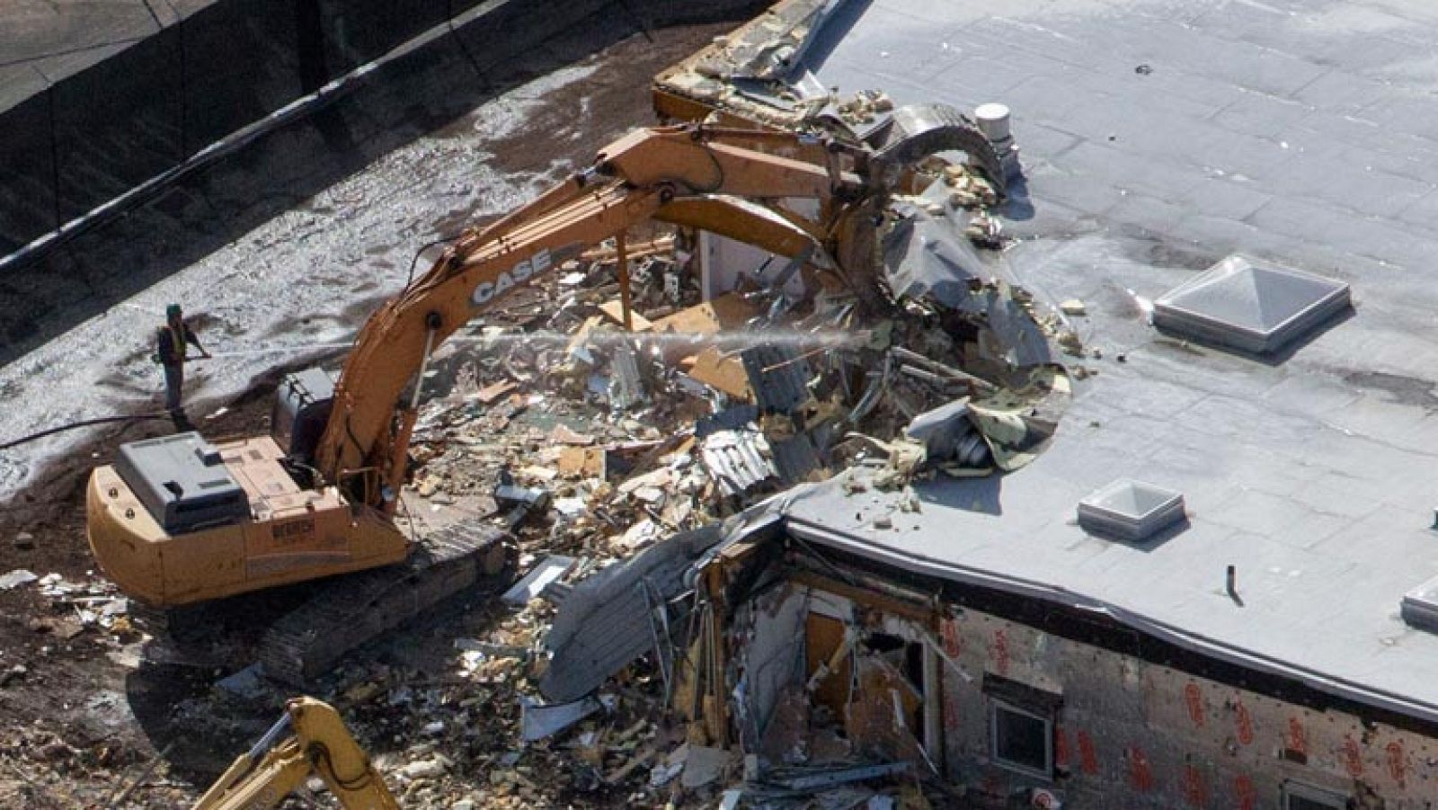 Comienzan los trabajos de demolición del colegio de Newton donde fueron asesinadas 26 personas
