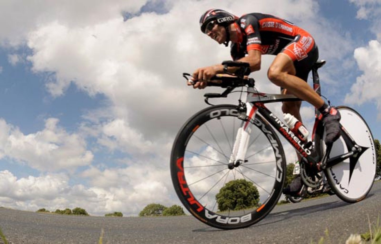 A pesar de perder más de un minuto frente a Cadel Evans en la primera contrarreloj del Tour, el murciano Alejandro Valverde ve el vaso medio lleno y cree que está en condiciones de dar la cara para el triunfo final.