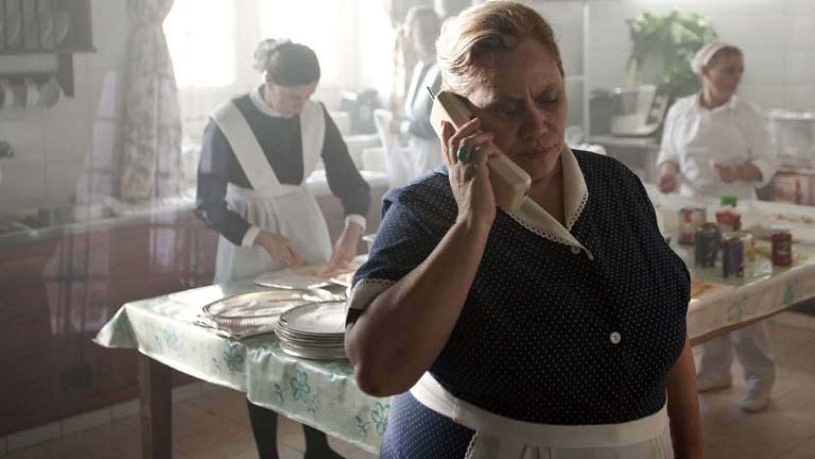 RTVE.es estrena la escena de la llamada del secuestro de '¿Quién mató a Bambi?', con Ernesto Alteiro, Clara Lago y Carmina Barrios | Ver