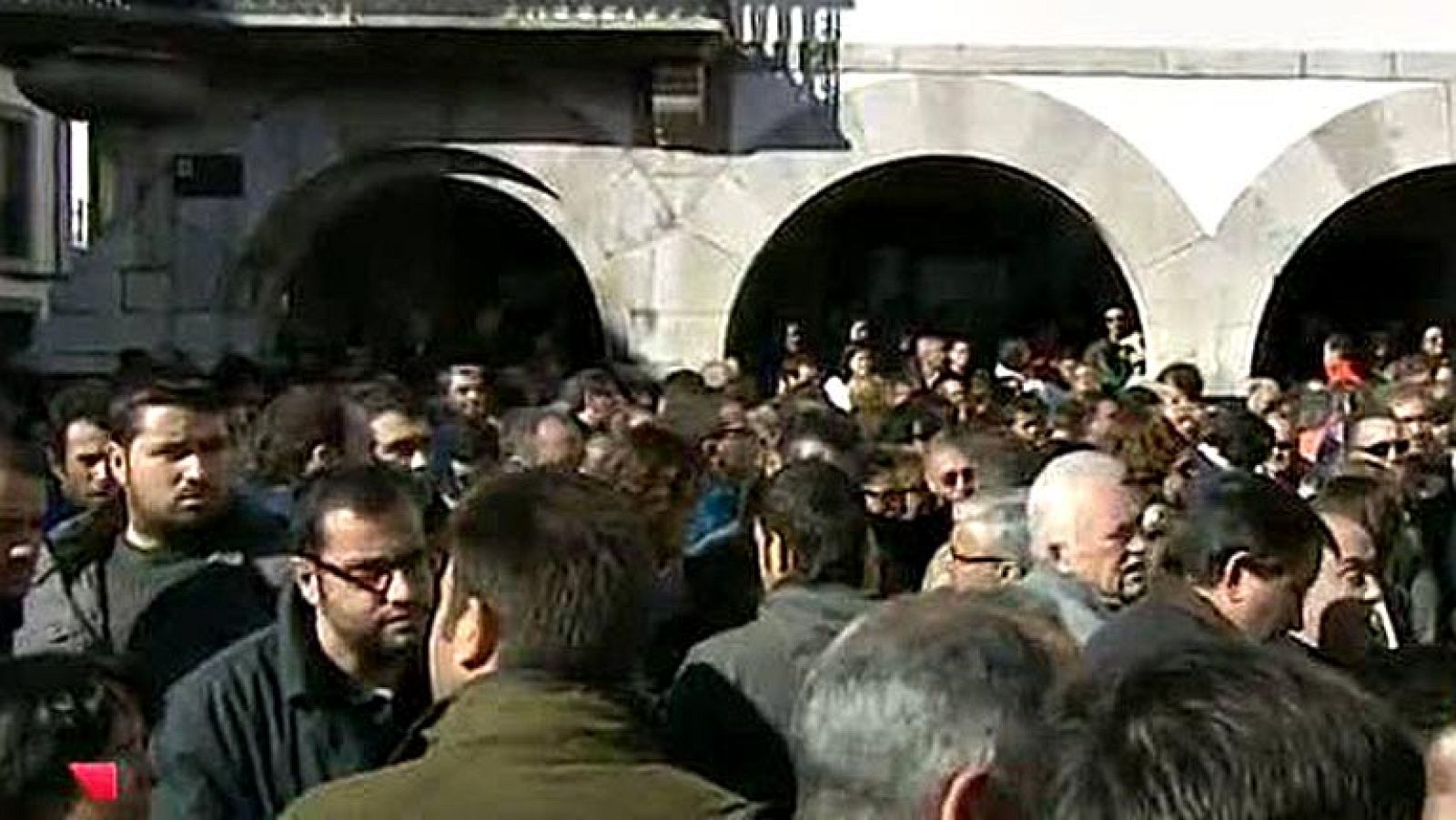 Cientos de personas se concentran en la Pola de Gordón en duelo por los mineros fallecidos