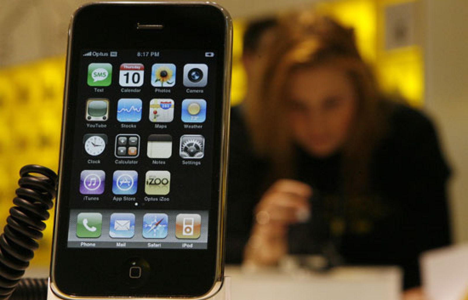 El nuevo iPhone llega a las antípodas - Ciencia y tecnología en Rtve.es | Ver