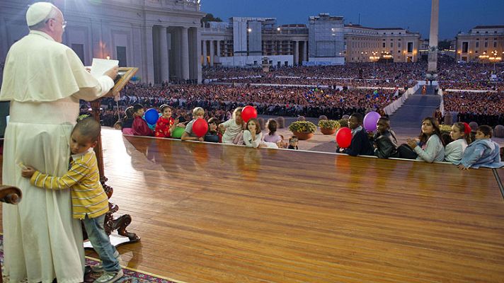 La tarde en 24h - Un niño se sienta en el trono papal