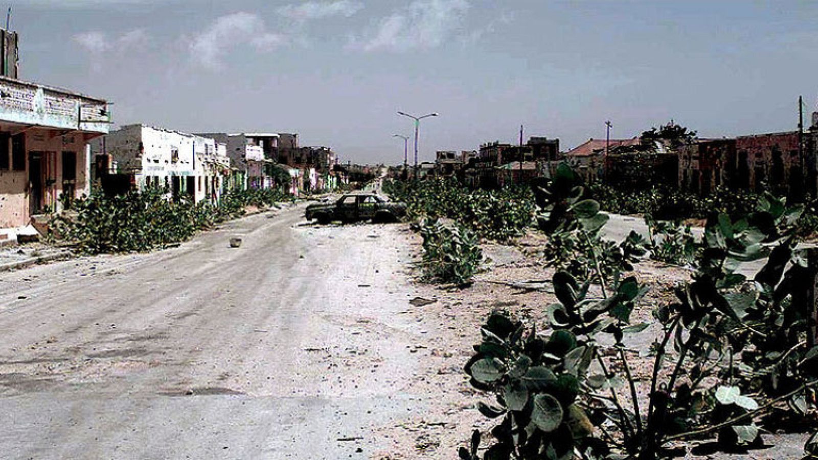 Tras la caída del presidente Barré en 1991, los diferentes grupos rebeldes pugnan por el poder en Mogadiscio, iniciando una cruenta guerra civil que aún sigue en uno de los países más castigados de África.