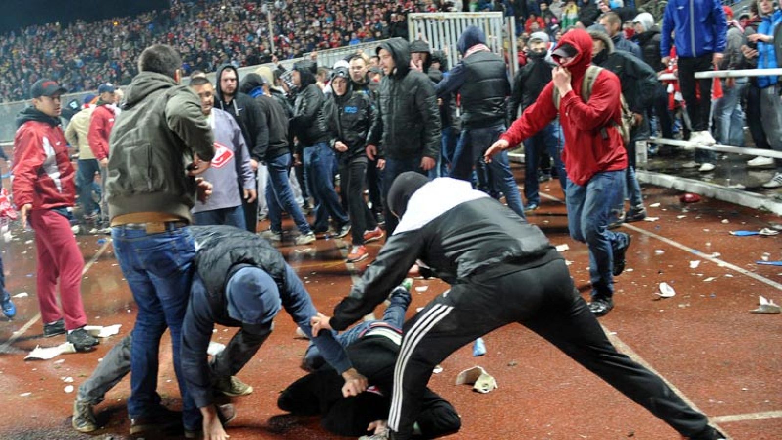 Graves disturbios en el fútbol ruso entre el Shinnik Yaroslav y el Spartak de Moscú | Ver