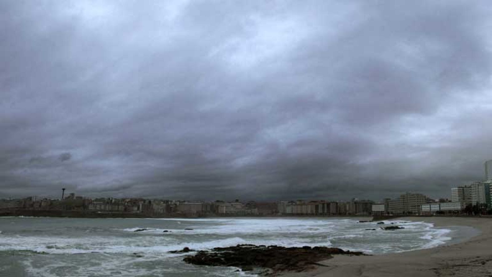 Muy nuboso o cubierto en el extremo noroeste peninsular
