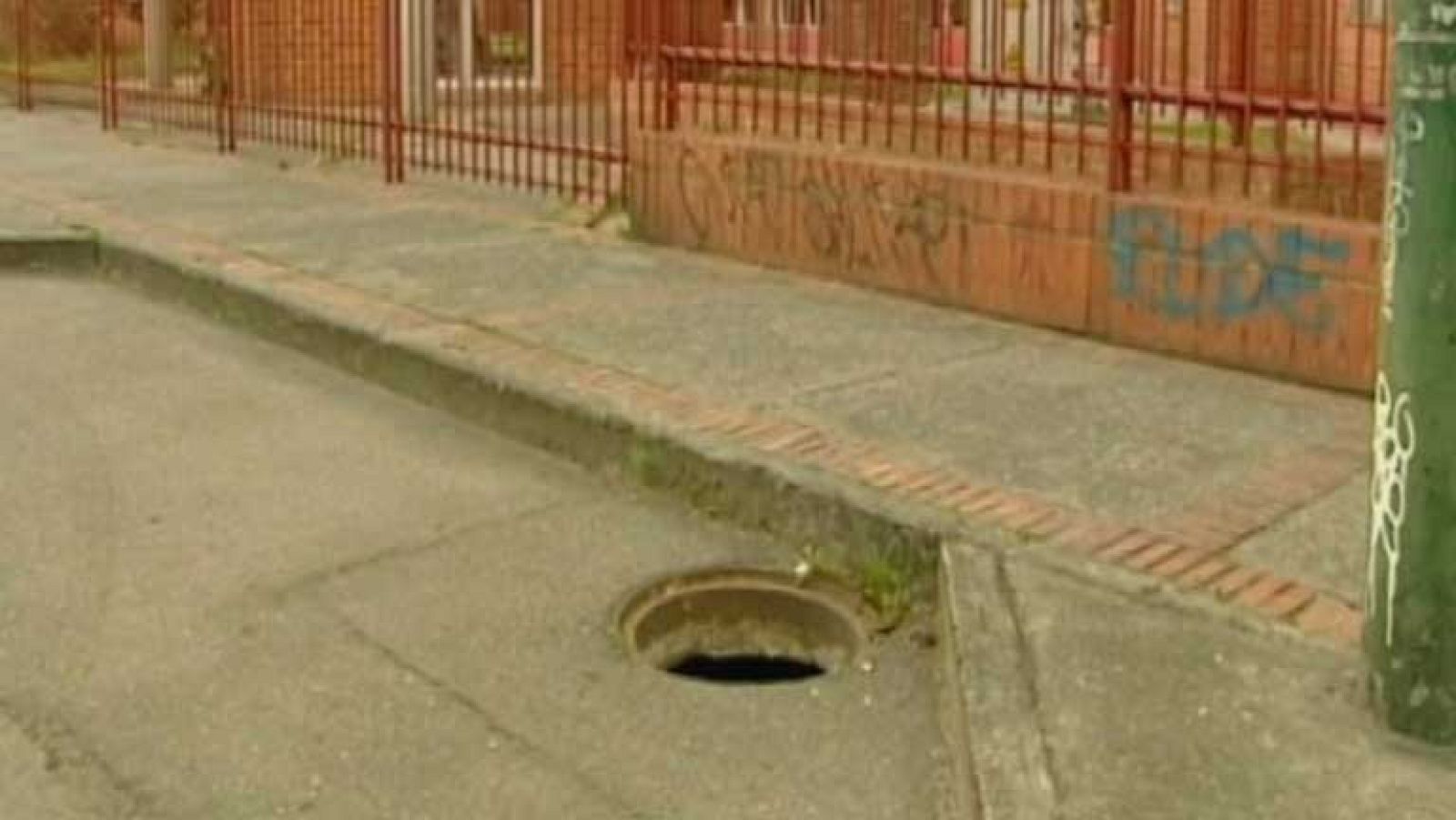 El robo de alcantarillas provoca en Colombia la muerte de una niña de dos años