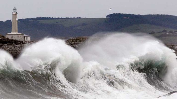 El tiempo - Lluvias localmente fuertes en Canarias y vientos fuertes en Galicia