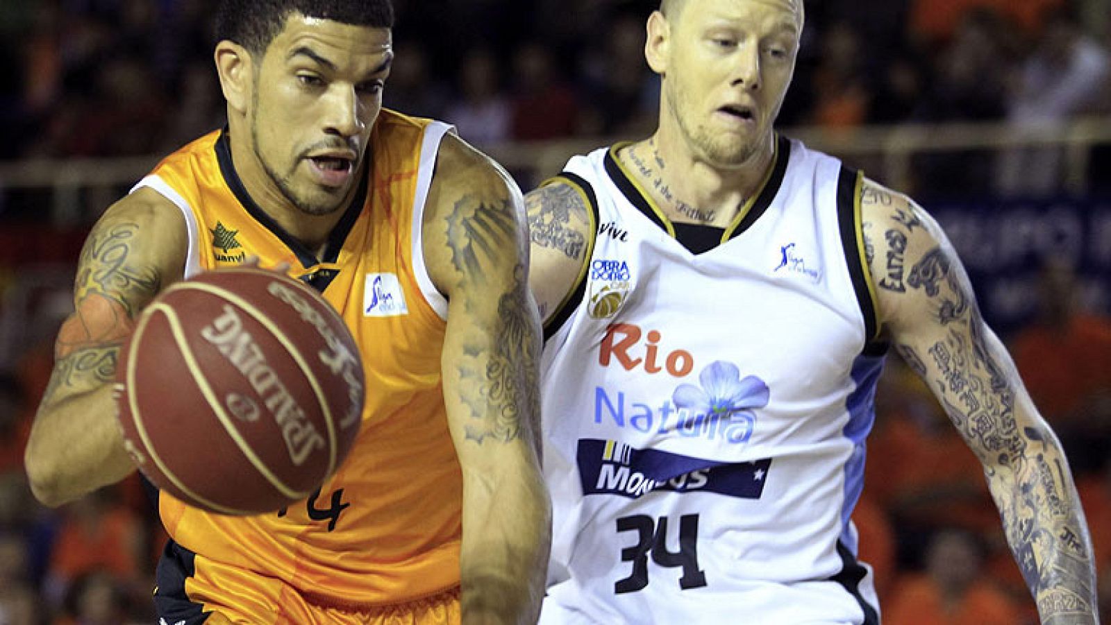 El Obradoiro ha conseguido su primera victoria de la temporada al imponerse en el Fernando Martín de Fuenlabrada en un mal partido de los locales, que se vieron superados por el buen hacer de Ben Dewar.