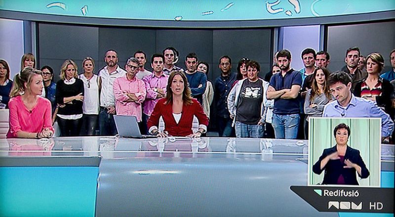 Los trabajadores de la Radio Televisión Valenciana leen un comunicado tras conocer su cierre