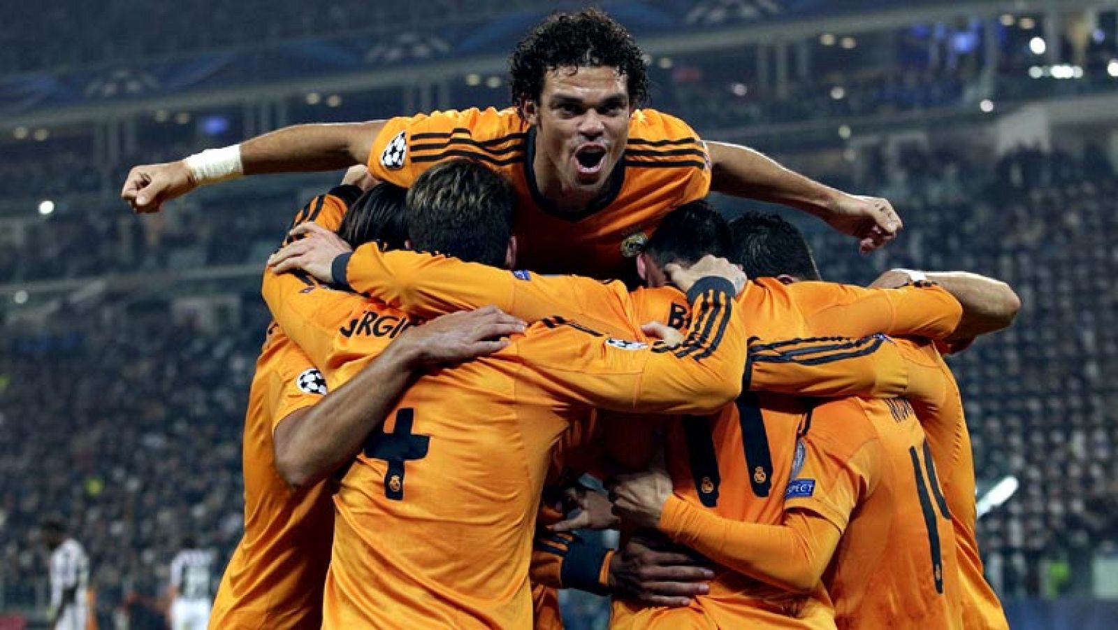 Los goles de Cristiano Ronaldo y Gareth Bale corrigieron los errores defensivos del Real Madrid en Turín, en una noche para el olvido de Raphael Varane, donde el conjunto madridista extendió una mala racha de 51 años sin vencer pero dejó al Juventus