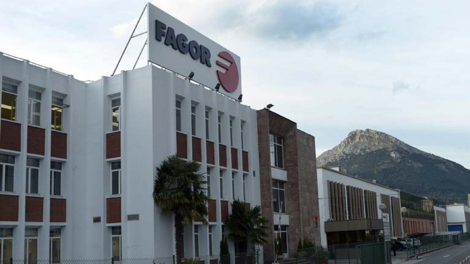 Trabajadores de Edesa Fagor se concentran frente al parlamento en Vitoria, para reclamar un plan de viabilidad