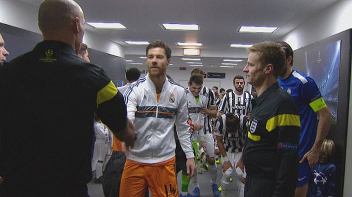 Telediario 1 - Xabi Alonso se reencuentra con Howard Webb