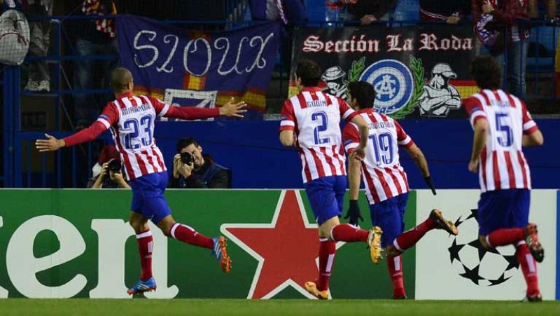 El central brasileño del Atlético de Madrid Joao Miranda ha adelantado a su equipo tras rematar un córner sacado por Koke en el minuto 11 de juego.
