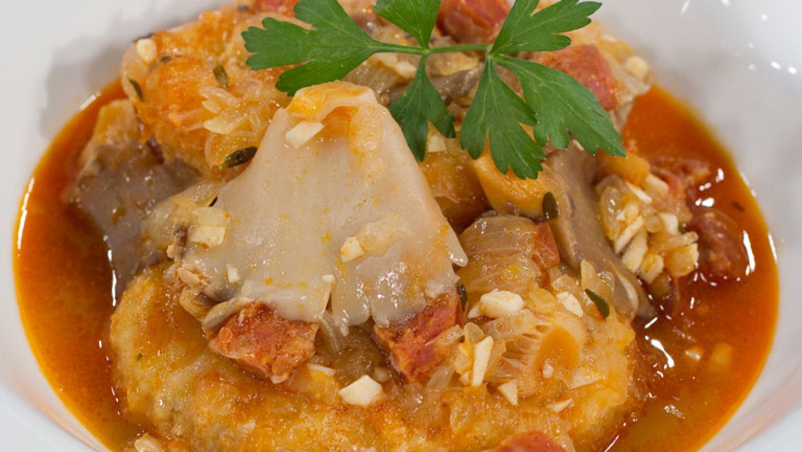 Patatas en salsa con setas y chorizo