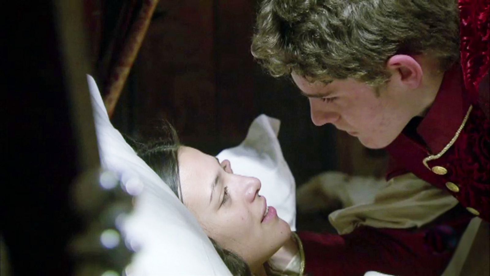 Águila Roja - Irene despierta con Nuño emocionado | Ver