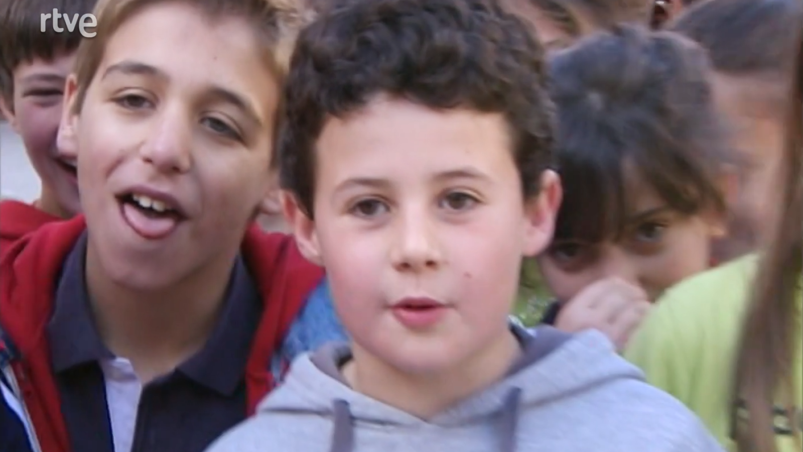 Escuela de padres - Cuando pasan demasiado tiempo frente al televisor - Escuela de padres en apuros | Ver