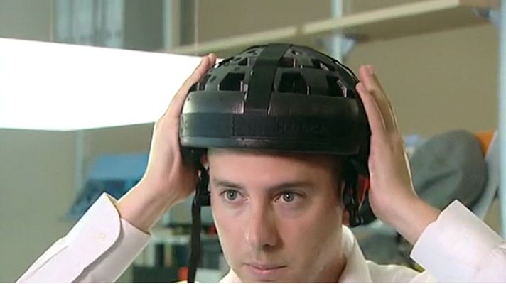 Telediario 1 - Un grupo de ingenieros de la Universidad Politécnica de Valencia desarrolla un casco plegable para bicicleta