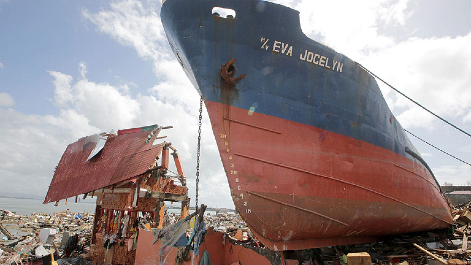 Filipinas cifra en más de 10.000 las víctimas por el tifón Haiyan