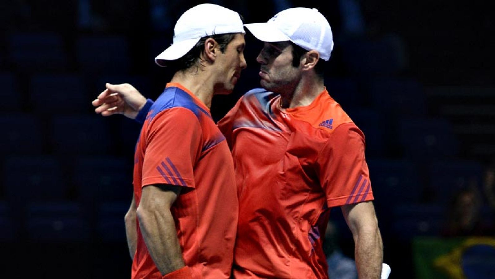 Los españoles Fernando Verdasco y David Marrero conquistaron hoy el dobles de la Copa de Maestros que se disputa en Londres al imponerse en la final a los gemelos estadounidenses Bob y Mike Bryan por 7-5, 6-7(3) y 10-7, en una hora y 44 minutos.