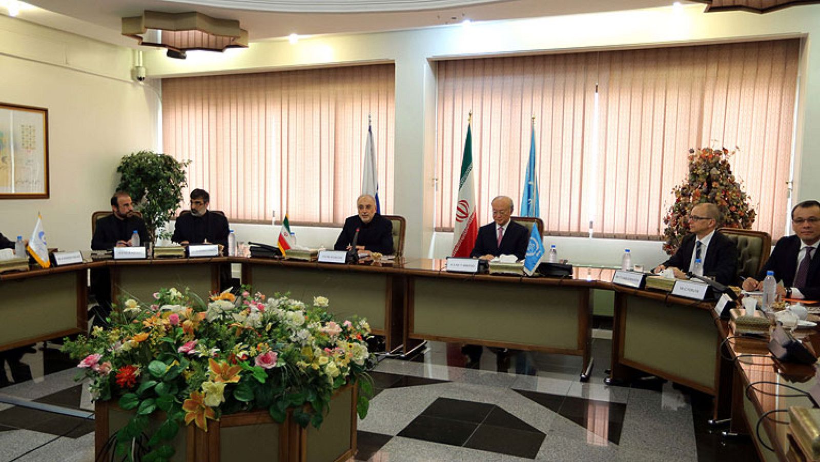 Irán y el OIEA pactan una hoja de ruta para resolver conflicto del programa nuclear iraní | Ver