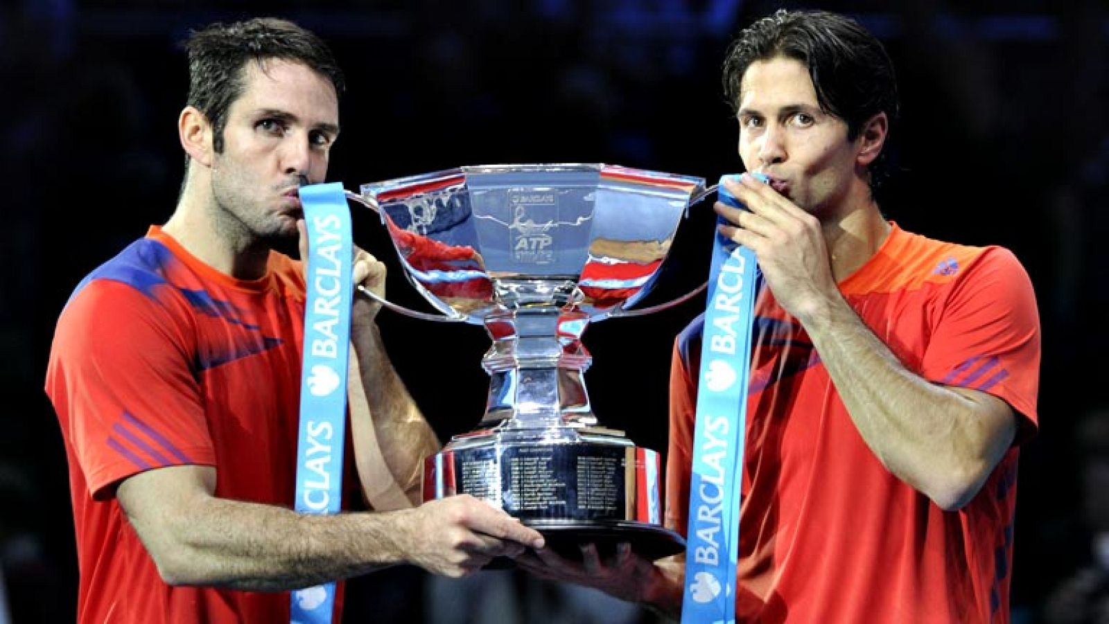 Los tenistas españoles David Marrero y Fernando Verdasco se han  coronado este lunes como 'maestros' en la categoría de dobles, tras  vencer en la final, disputada en el 02 de Londres, a los grandes  favoritos, los mellizos Bob y Mike Bryan, por 7-5,