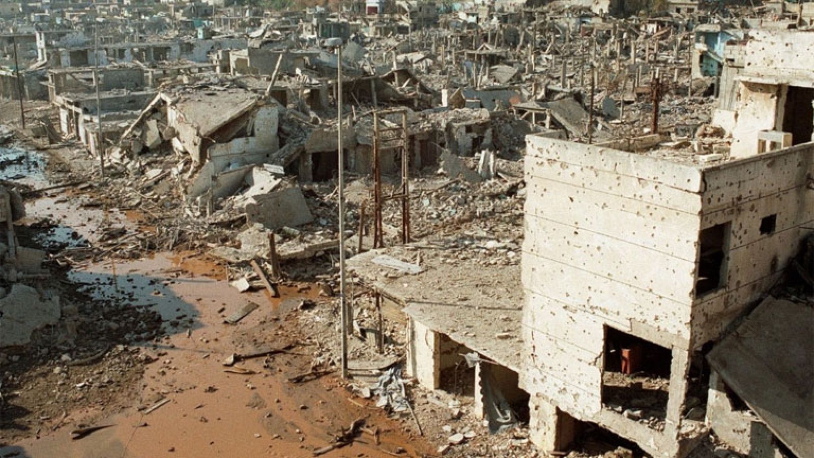 El conflicto civil libanés se vuelve en 1987 contra los refugiados palestinos y sus campamentos de Beirut. El Movimiento Amal, de origen chií, ataca a los palestinos con apoyo de Siria y la aviación israelí.