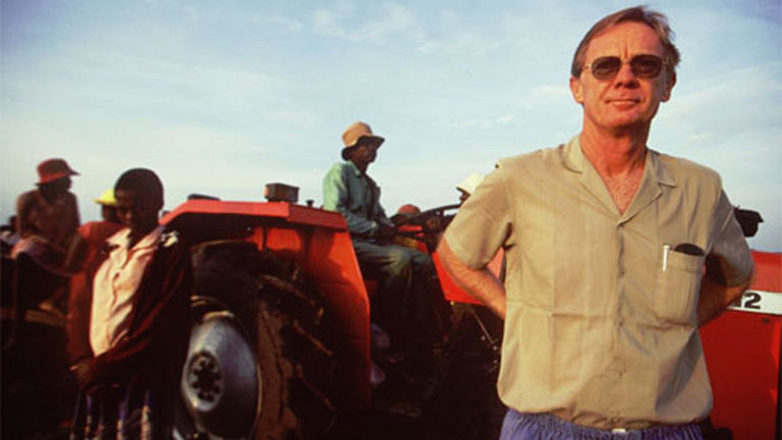 El desarrollo económico permitió a cientos de emigrantes de raza blanca volver al país tras la declaración de independencia de Reino Unido en 1980.