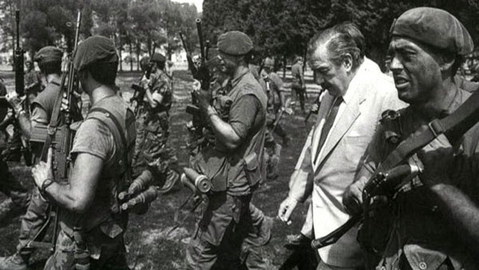 En 1987 la sociedad argentina volvió a vivir el fantasma de la dictadura militar con la intentona golpista de los llamados 'carapintadas' durante la presidencia de Raúl Alfonsín.