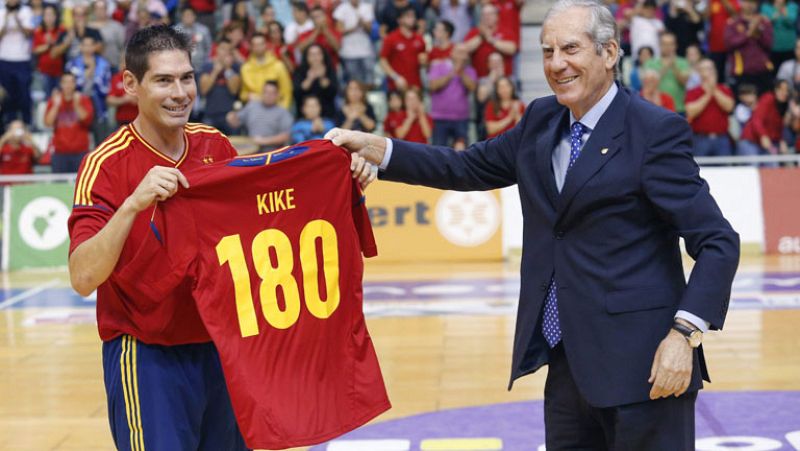 La selección española de fútbol sala homenajea a Kike Boned tras 180 internacionalidades | Ver