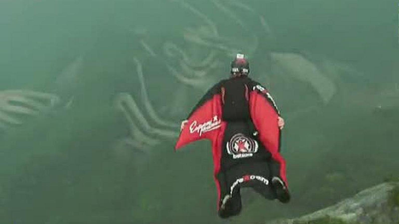 Susto en una exhibición de hombres-pájaro en China