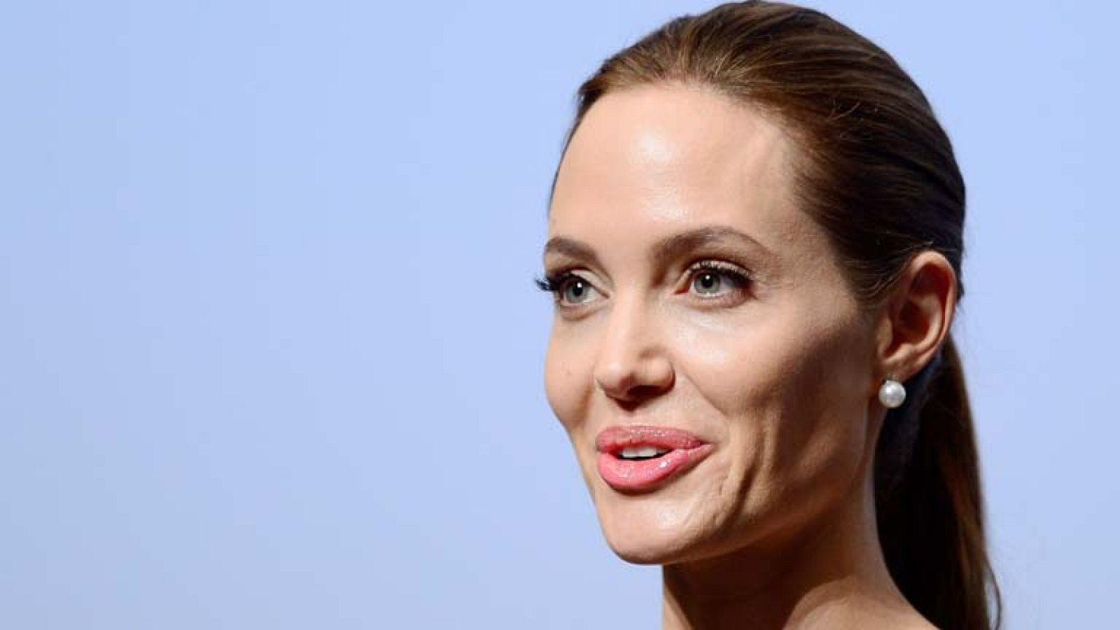 Angelina Jolie interpreta la bruja Maléfica en la última versión de "La bella durmiente"
