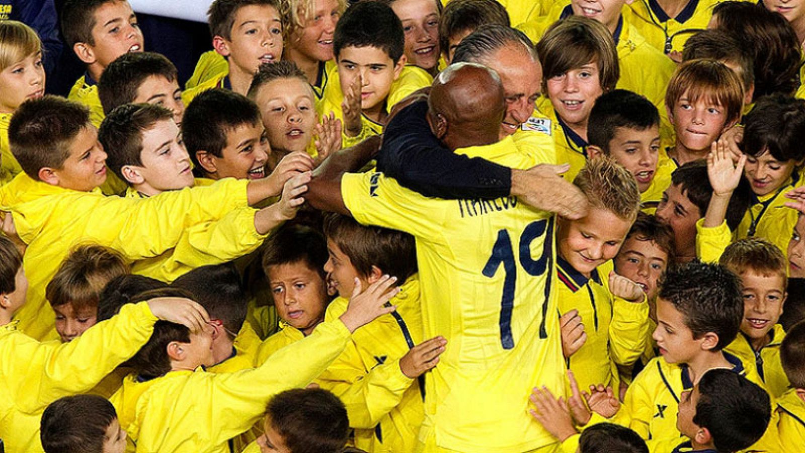 El Madrigal rinde homenaje a su eterno capitán Marcos Senna | Ver