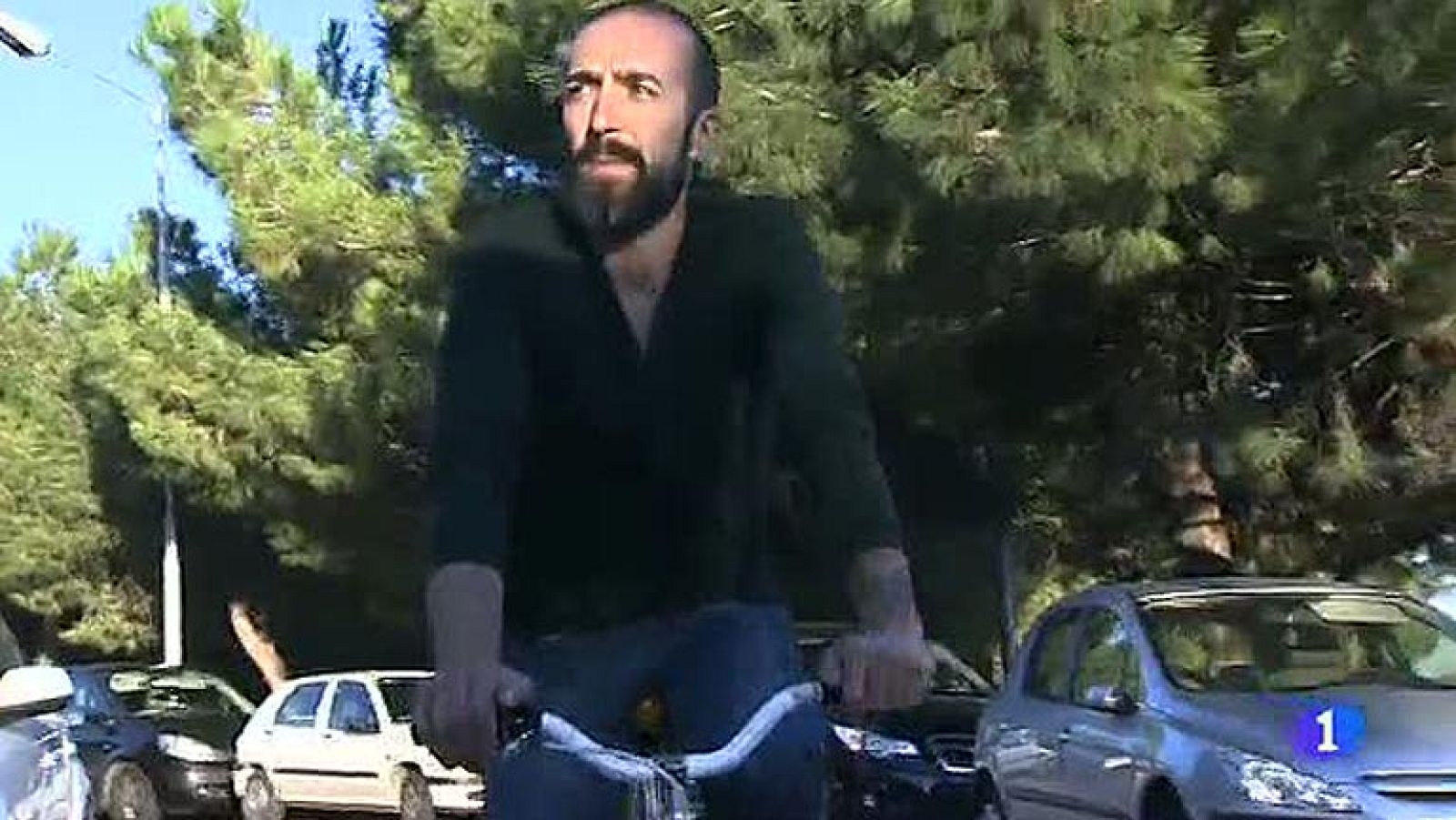 Multado por comer un cruasán mientras montaba en bicicleta