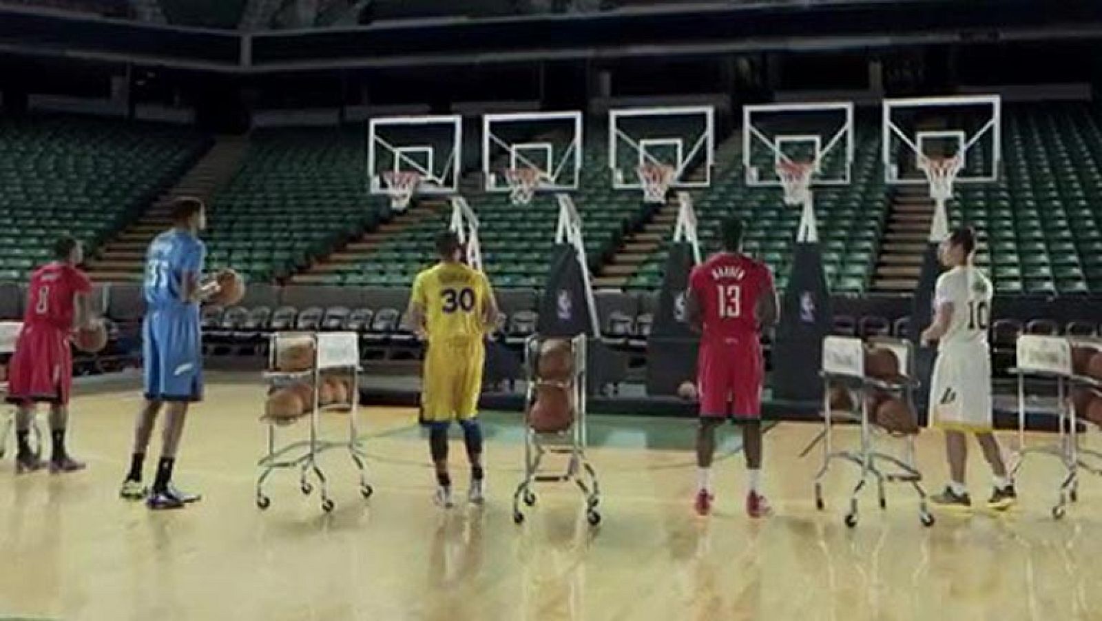 Las estrellas de la NBA promocionan el ¿Christmas Day¿ con un villancico a golpe de canasta. Rose, Durant, Curry, Harden, Nash y Lebron James son los protagonistas.