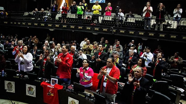 Telediario 1 - Maduro inicia una batalla contra la "burguesía" para defender la economía de Venezuela