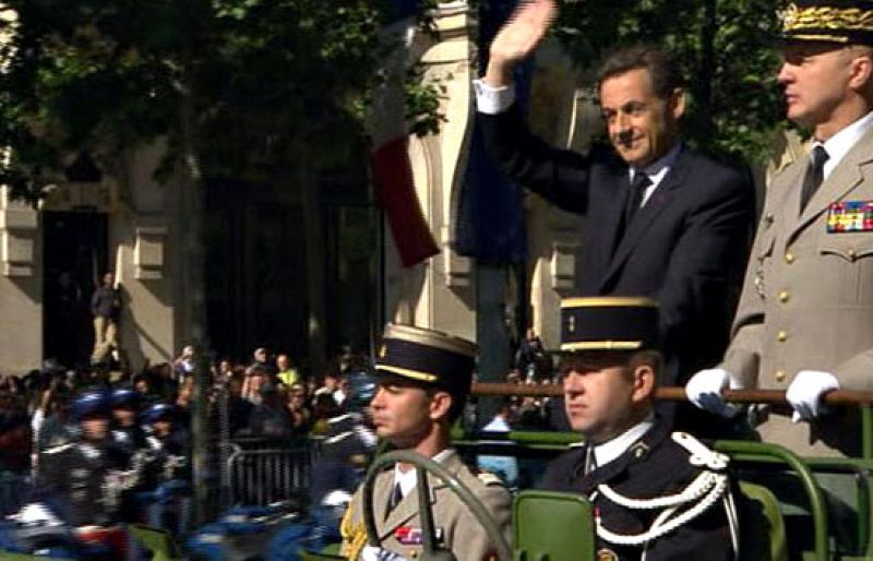 Francia celebra su día nacional con el tradicional desfile militar | Ver