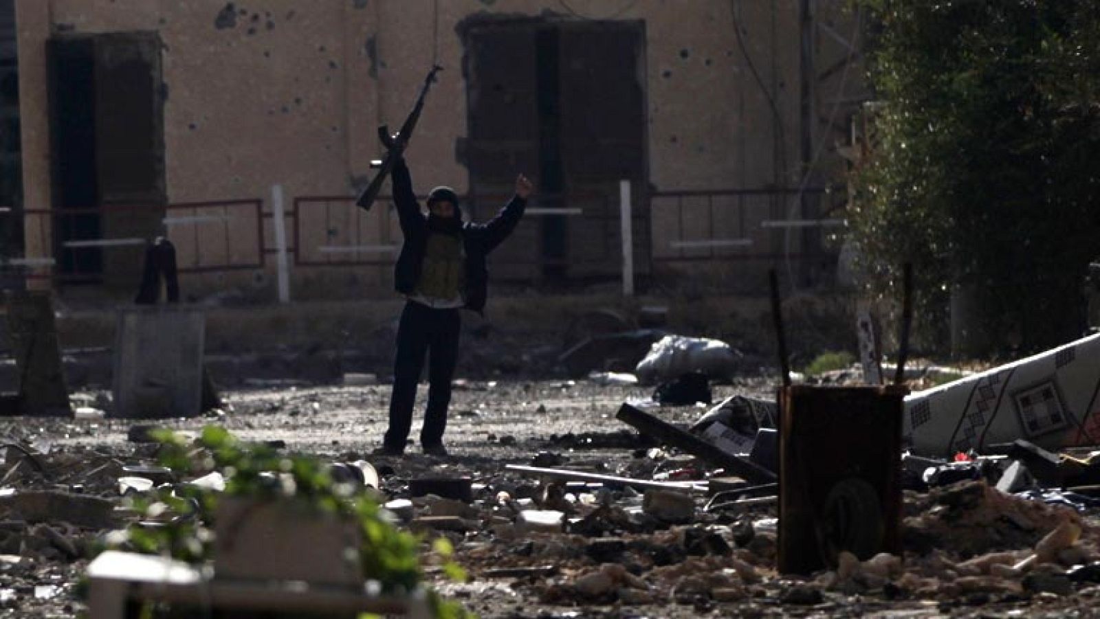 Reportaje sobre las relaciones de Iran e Irak, dos hermanos musulmanes que vivieron una cruenta guerra con más de un millón de muertos y heridos, además de 80.000 prisioneros de guerra.