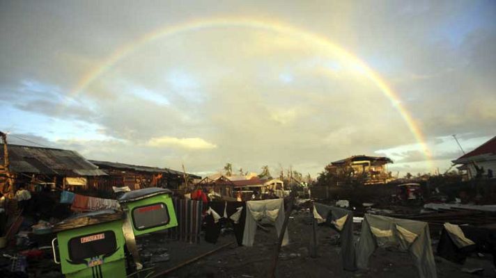 Telediario 1 - Casi 4.500 muertos en Filipinas