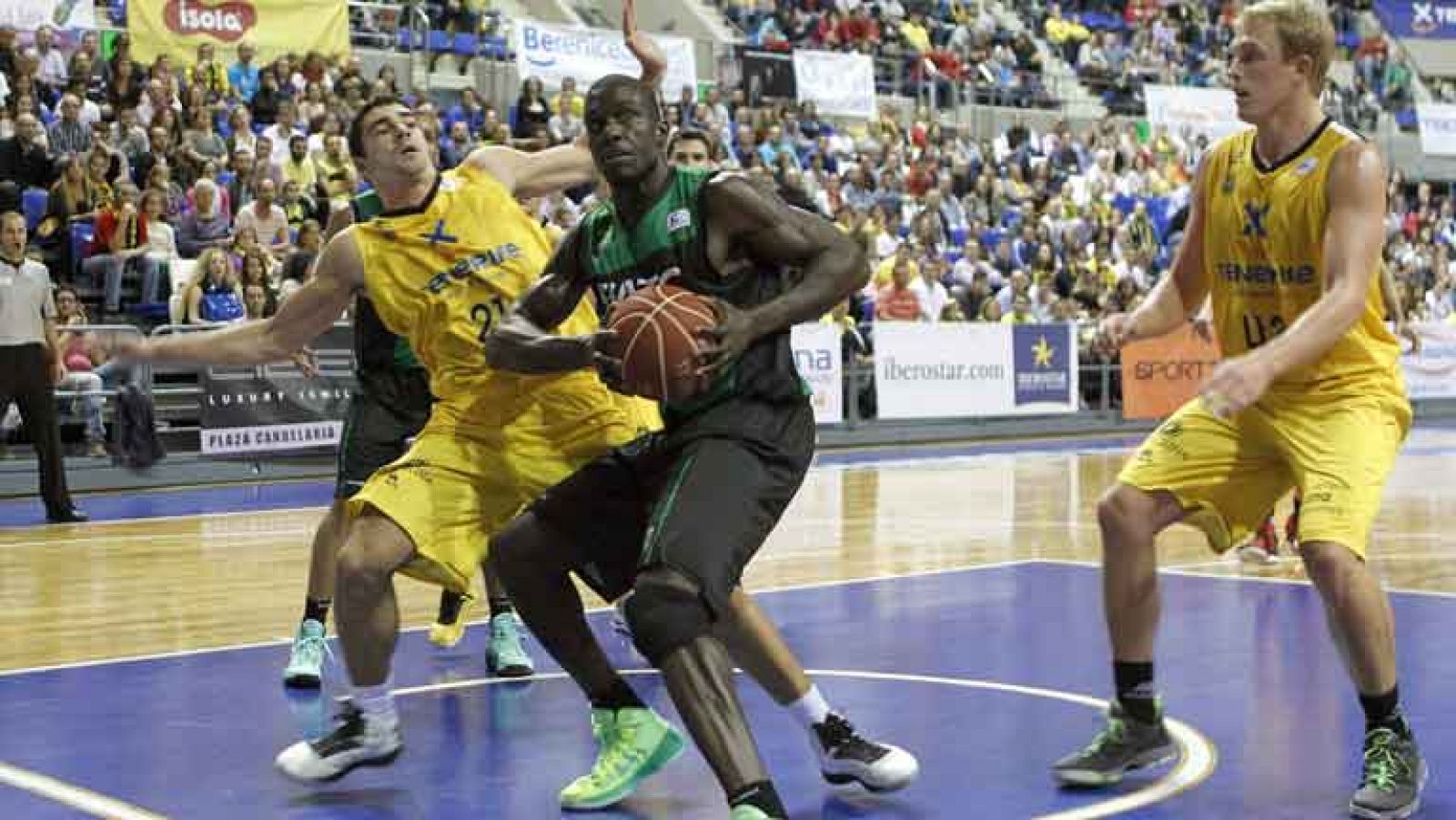 Festival ofensivo de los hombres de Salva Maldonado contra el CB Canarias. El FIATC Joventut estuvo acertadísimo desde el triple (62%), haciendo imposible la respuesta canaria