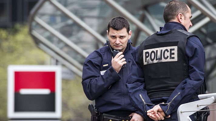 Telediario 1 - La policía persigue al presunto asaltante de 'Libération' y Société Générale en París