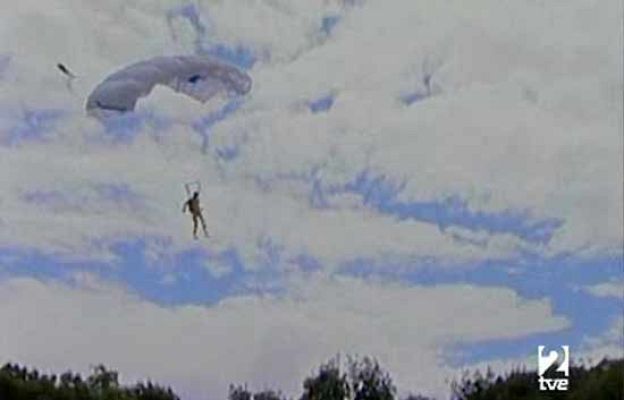 La 2 Noticias - Salto en paracaídas a 90 metros