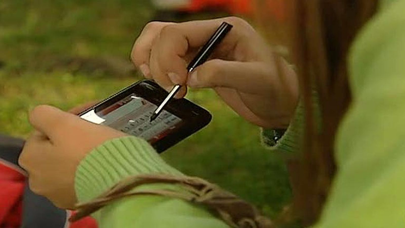 El 62% de las jóvenes participantes en una encuesta recibe insultos de sus parejas por el móvil - Informativo 24h | Ver