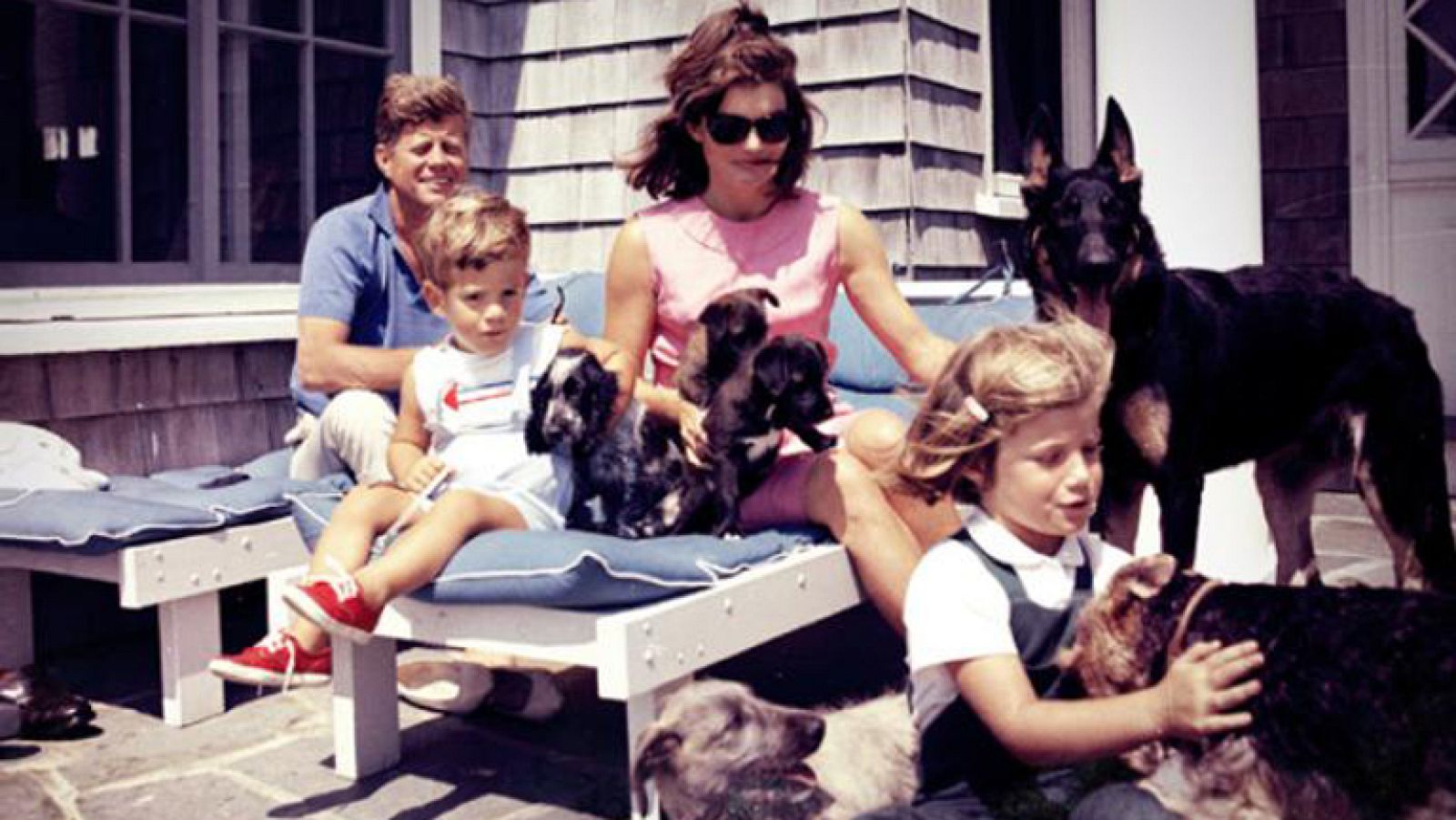 Así empieza el documental "No puede haber un Kennedy feliz"