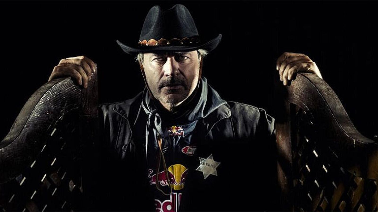 El piloto español Carlos Sainz ha anunciado su regreso al rally Dakar con un atuendo vaquero. El 'sheriff' competirá con el buggy del equipo Red Bull.