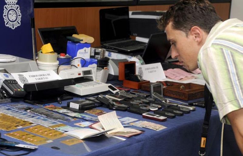 Desarticulada una red que falsificaba tarjetas | Ver