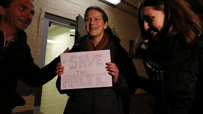 Informativo 24h - Sale de la cárcel la primera de los 30 activistas de Greenpeace detenidos en Rusia