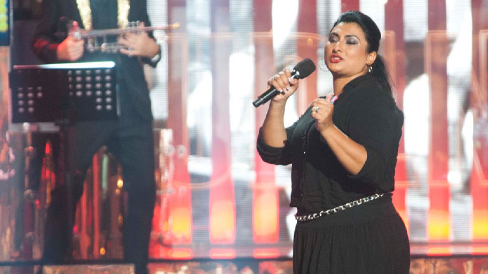 Uno de Los Nuestros - Aurora Salazar canta "Mueve tus caderas"