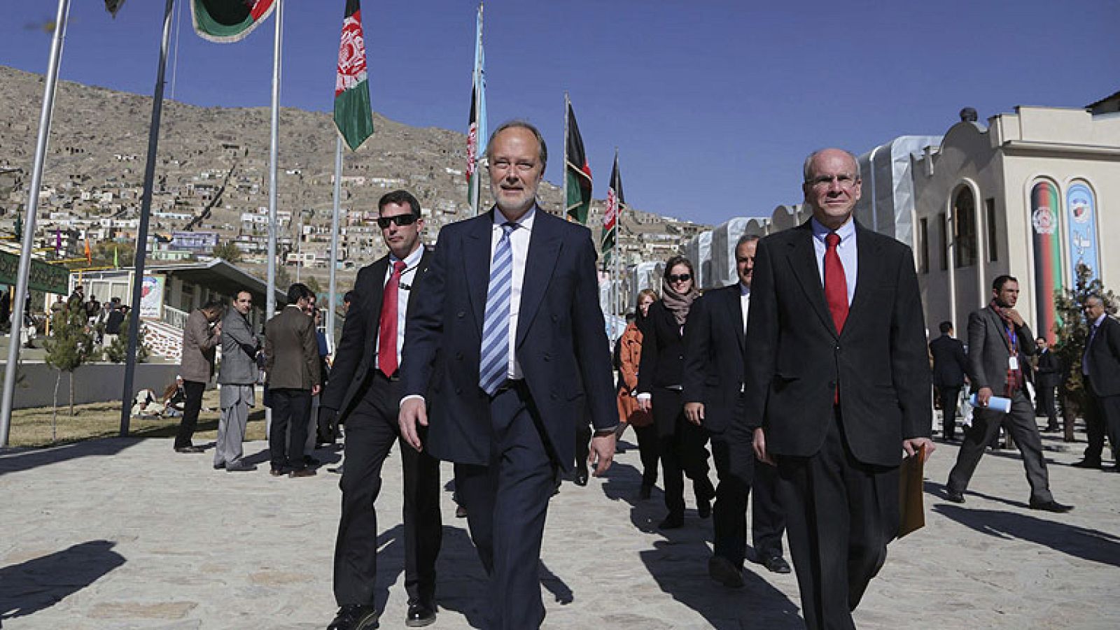 Afganistán debate si permite a las tropas de EEUU quedarse a partir de 2015 | Ver