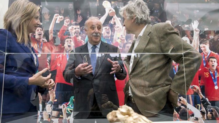 Telediario 1 - Del Bosque recibe el homenaje del Museo de la Evolución a la Roja